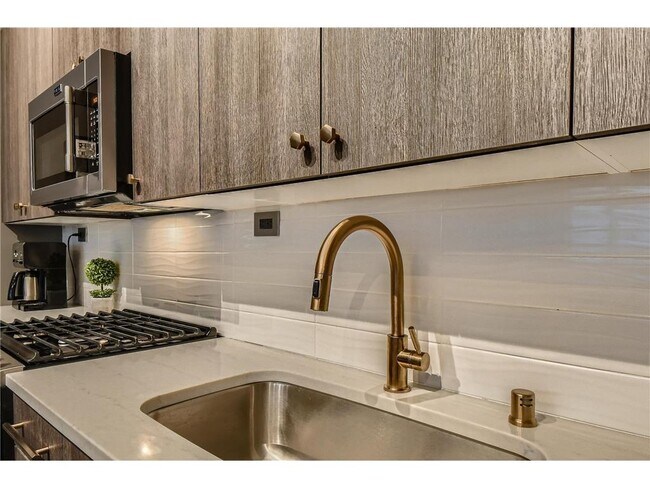 Building Photo - 700 N Washington Ave