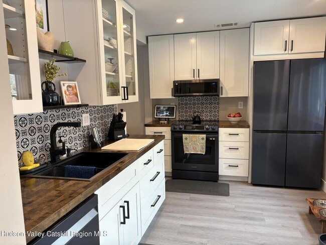 Building Photo - 204 Village Ct