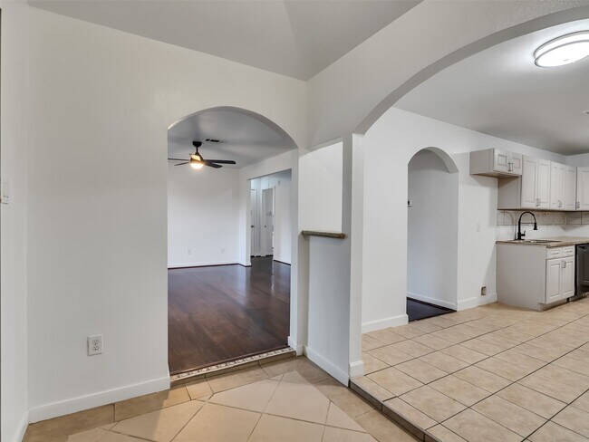 Building Photo - 4930 Holloway Dr