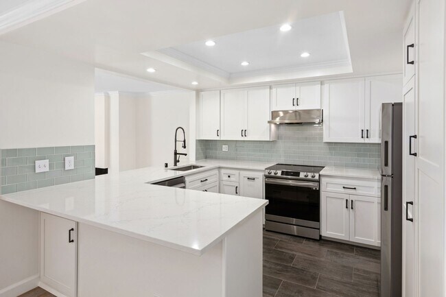 Building Photo - Stunning Spacious 2 Bed 2.5 Bath Condo in ...