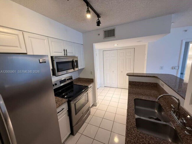 Building Photo - 1155 Brickell Bay Dr