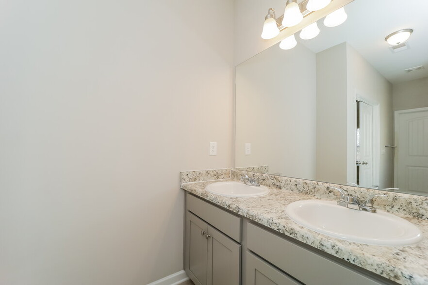 Building Photo - 309 Spruce Creek Ln