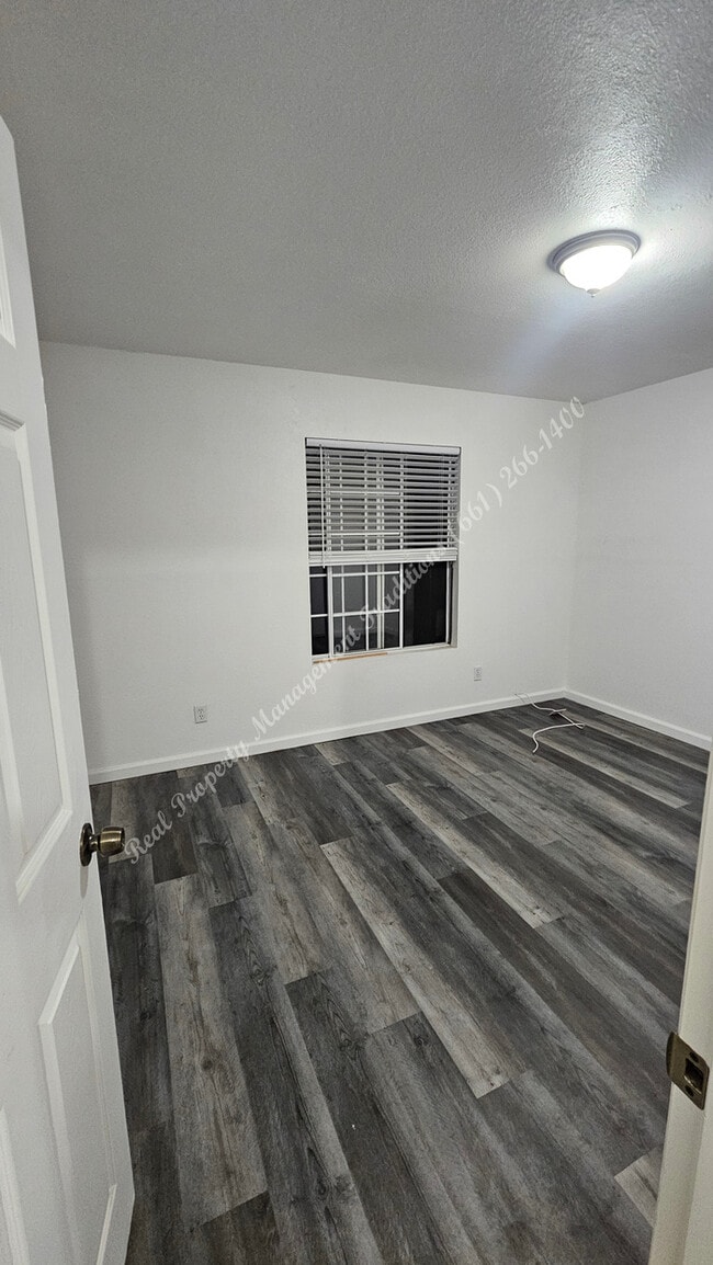 Building Photo - *** Please call us @ 661-266-1400 for information on availability, showings and applications proc...