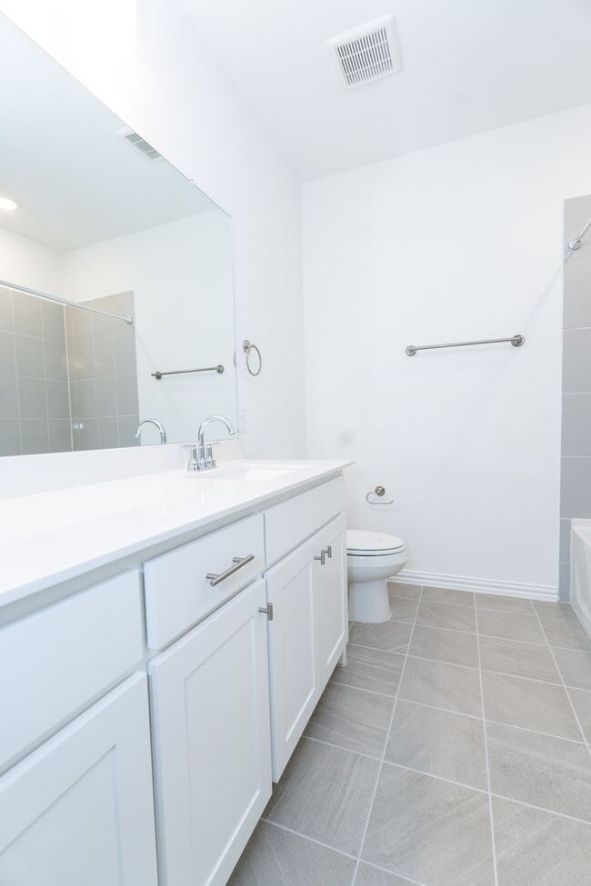 Building Photo - 9508 Espalier St