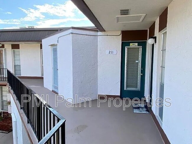 Building Photo - 7 Greenway Village N