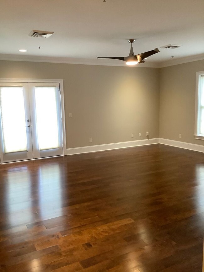 Building Photo - Newly Renovated! Music Row Gated Condo