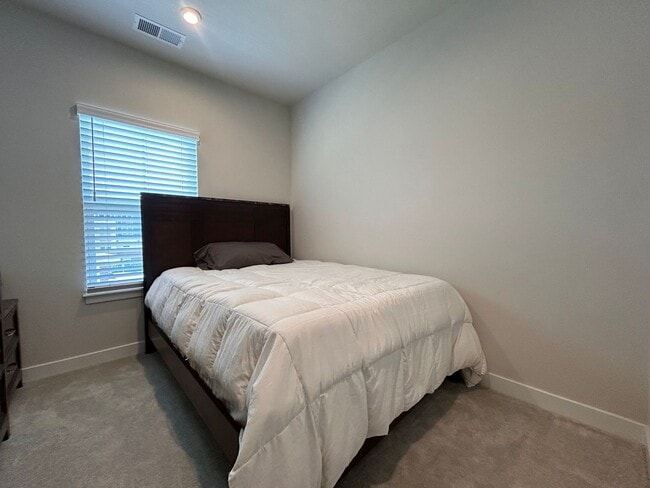 Building Photo - Spacious 4-Bedroom Townhome with Garage & ...