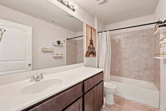 Building Photo - Spacious 6 Bedroom with Media Room!