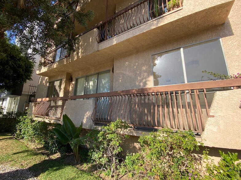 Balcony outside - 104 S Hayworth Ave