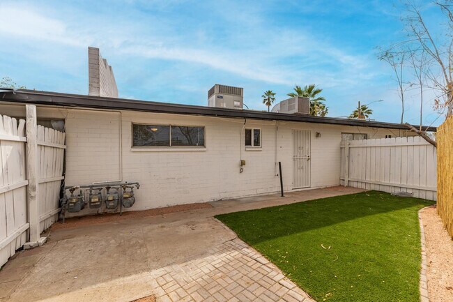 Building Photo - 1321 N 48th Pl