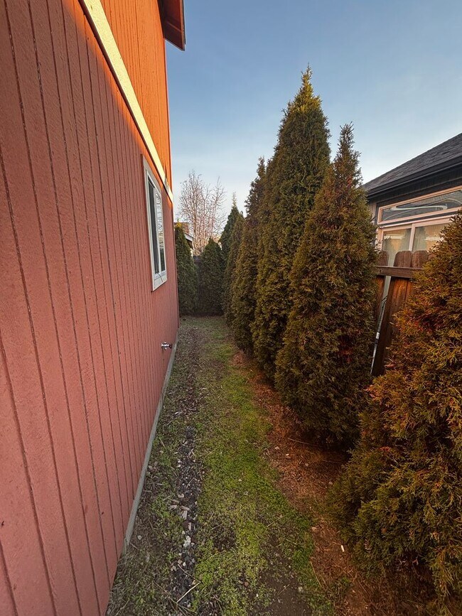 Building Photo - SW Bend House Near the Old Mill District, 4 Bdrms, 2.5 baths, A/C, Office/den, Dbl. Garage