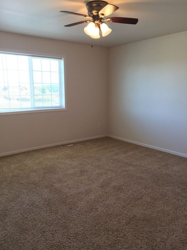 Building Photo - 3 Bed 3 Bath Twin Home