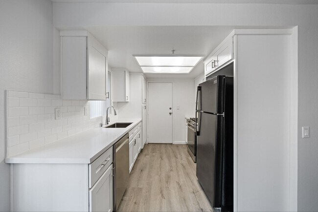 Building Photo - 615 N. Juanita Ave