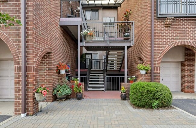 Building Photo - 5 Millay Ct