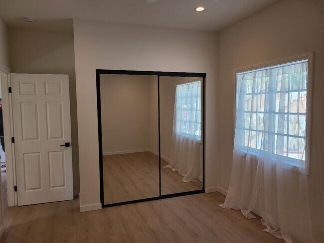Building Photo - 1162 Hacienda Dr