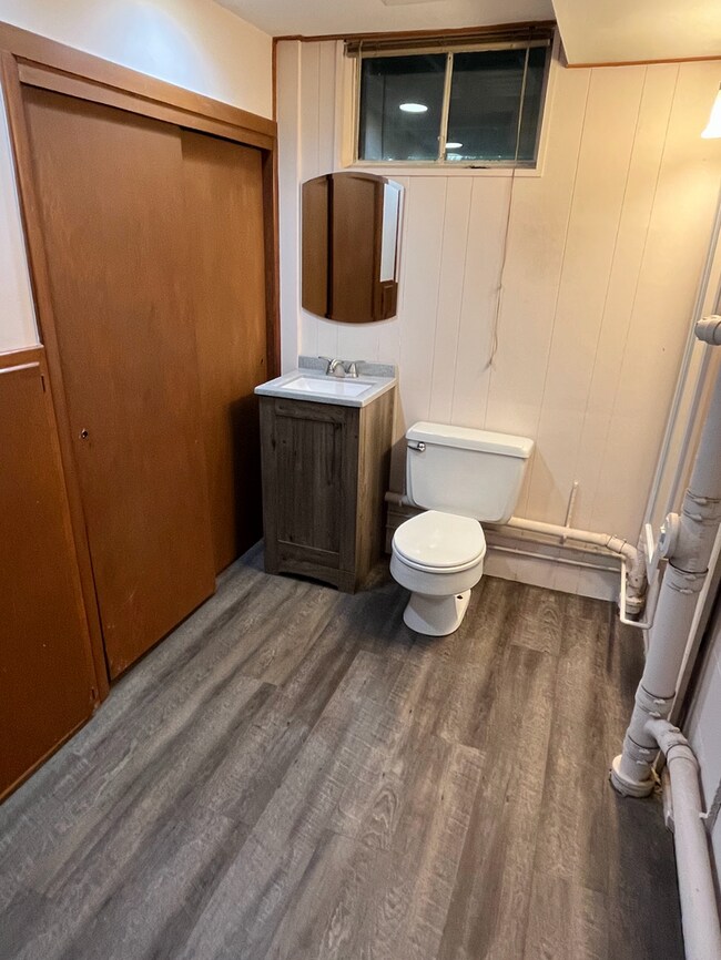 Building Photo - Conveniently Located 3-Bedroom with Walk-O...
