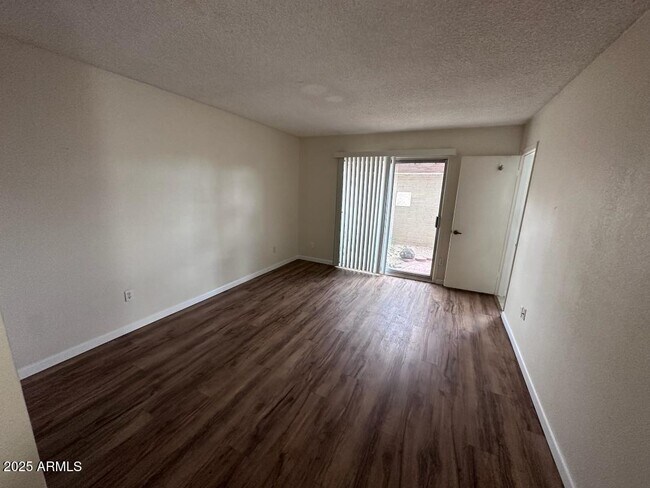 Building Photo - 4501 E Juniper Ave
