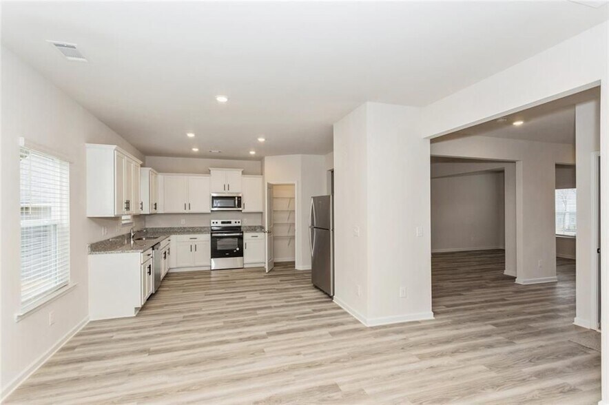 Building Photo - 668 Mackenzie Cv