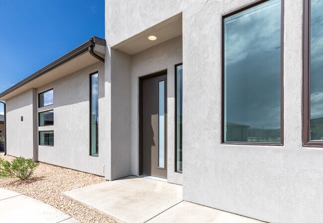 Building Photo - 2823 E Snowberry Dr