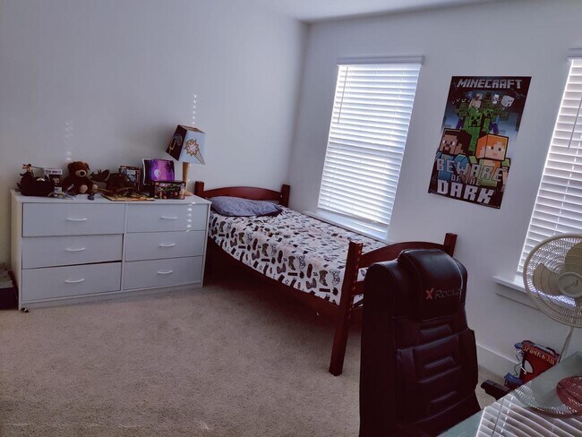 Building Photo - 4 Bedroom Townhome for Rent Apex