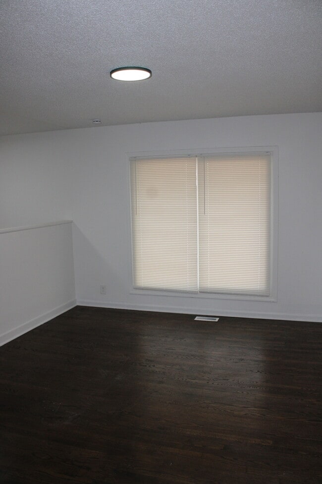 Building Photo - Spacious and inviting 5-bedroom, 2.5-bath home located in Kansas City, MO