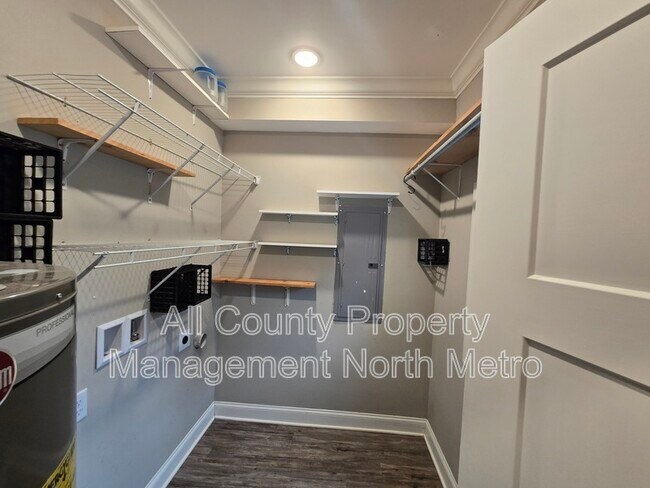 Building Photo - 545 Lakeview Dr