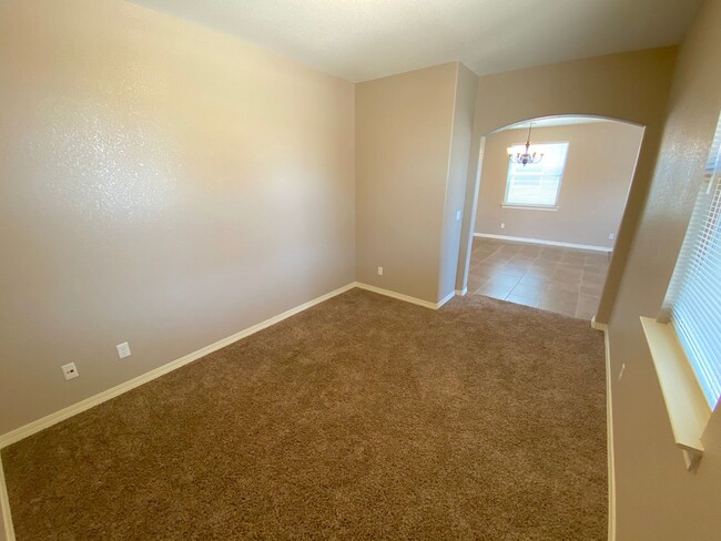 Building Photo - East El Paso LARGE 4 bed Refrig A/C!