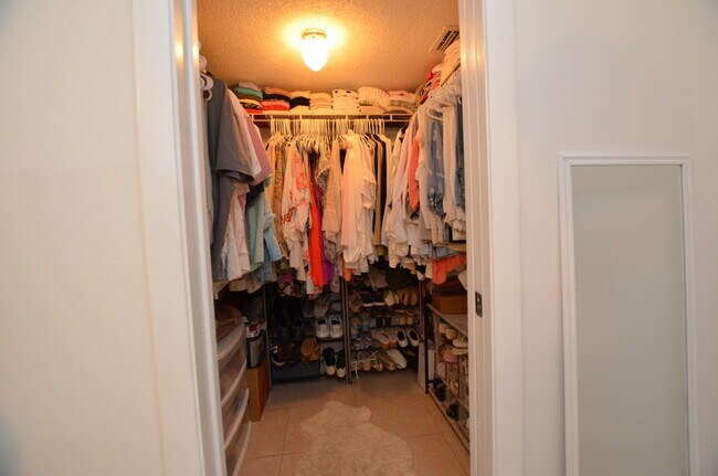 Building Photo - 6649 Somerset Dr