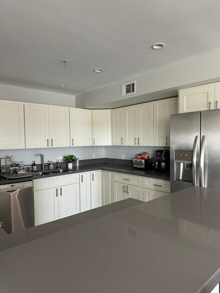 Building Photo - 3965 Carpenter Ave