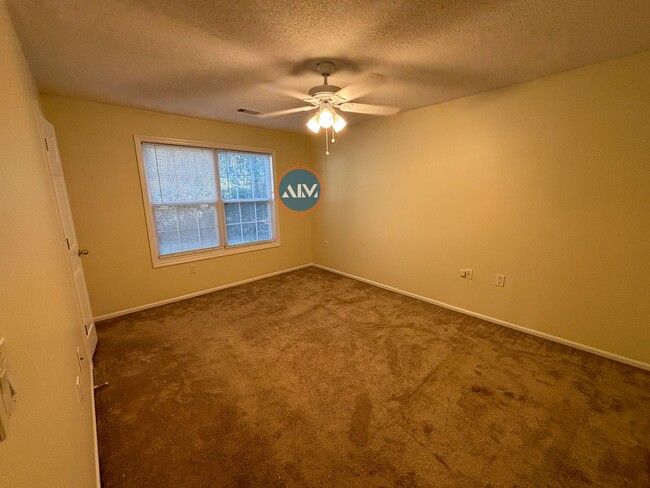 Building Photo - Beautiful 3-Bedroom Villa in Charming Wood...