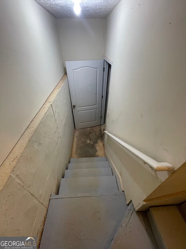 Building Photo - 721 Meadow Spring Dr