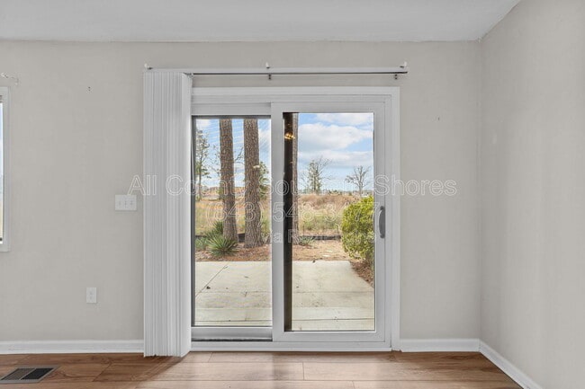 Building Photo - 305 Resort Dr