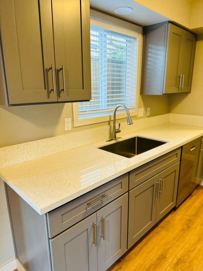 Building Photo - Beautifully Remodeled Downtown Camas Home