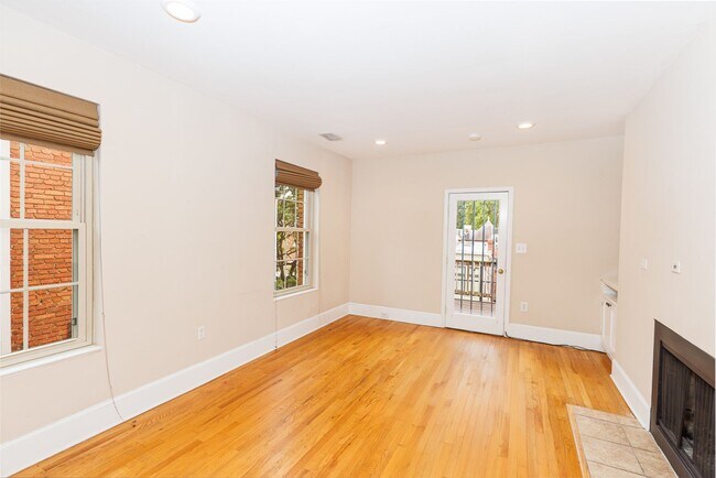 Building Photo - Large Sunny Dupont Two-Bed Condo Rental with Parking!