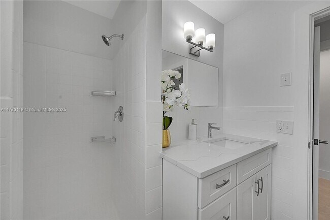 Building Photo - 810 SW 12th Ct