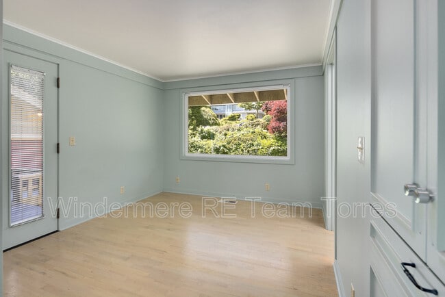 Building Photo - 10837 Bill Point Bluff NE