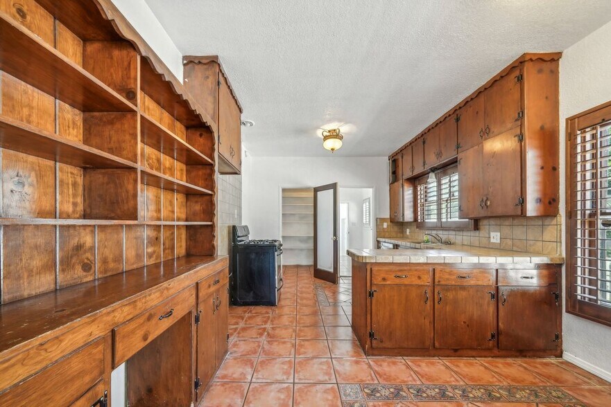 Building Photo - 3098 N Arrowhead Ave