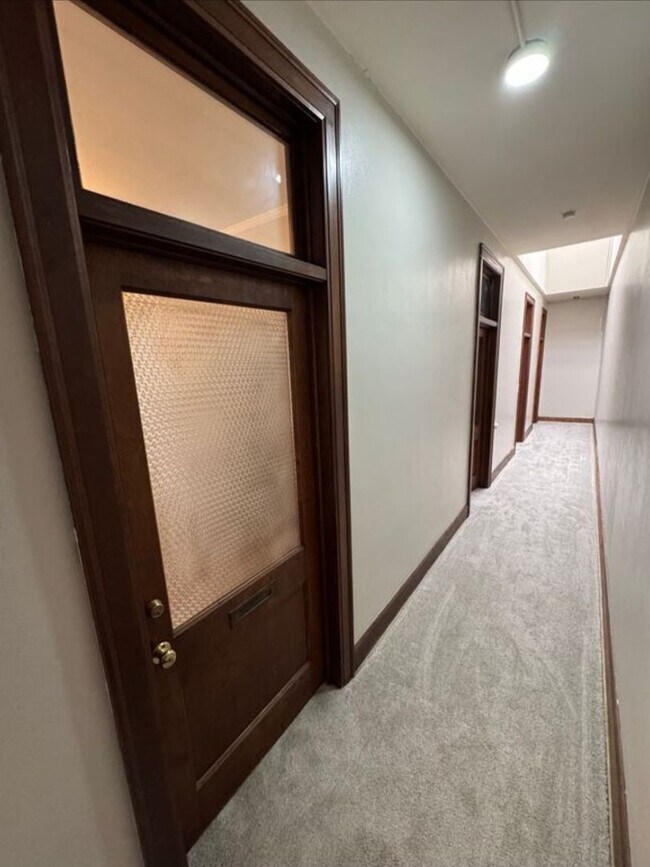 Building Photo - 1 bedroom/ 1 bath Upstairs Apartment