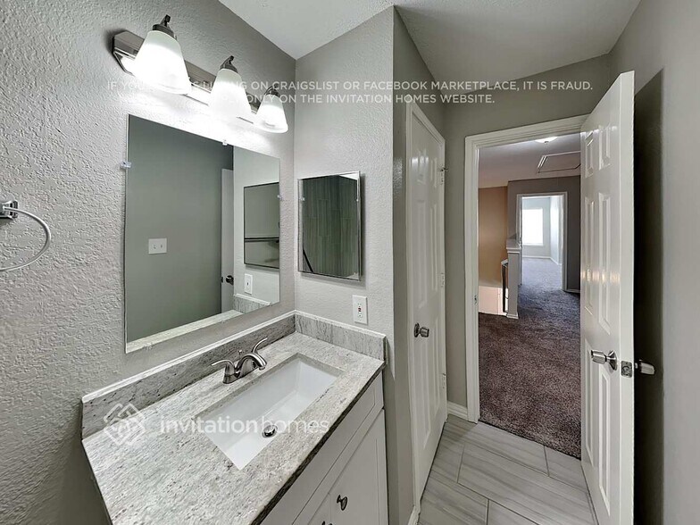 Building Photo - 12002 Peachtree Ln