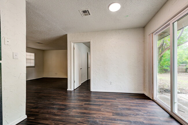 Building Photo - 1627 Surrey Dr