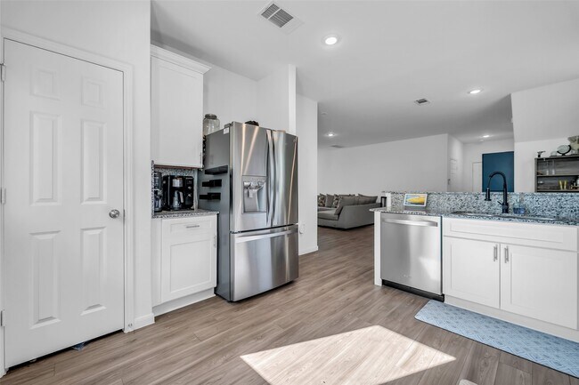 Building Photo - 7306 Madison Cmns Ln