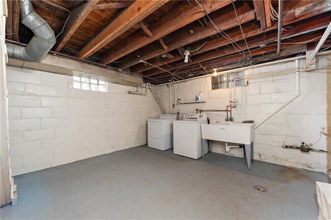 Building Photo - 318 Sprott Way