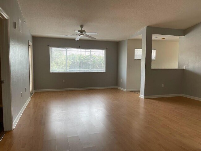 Building Photo - 211 SW Palm Dr