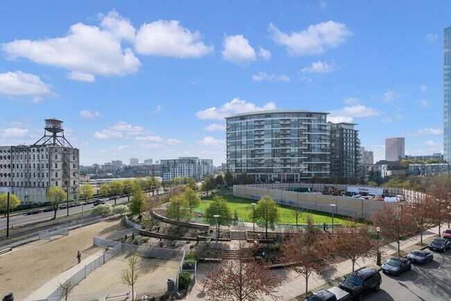 Building Photo - The Vista - 2 bed/2.5 bath Pearl District Condo w/parking/storage/concierge/most utilities/amenities
