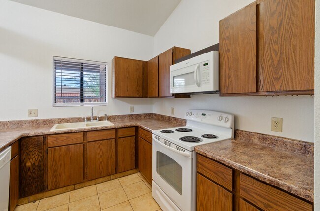 Building Photo - Private and Charming 2 Bed 1 Bath house
