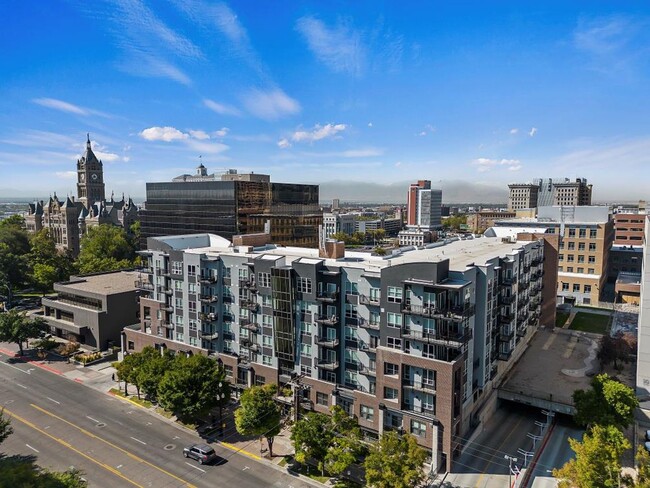 Building Photo - Beautiful Downtown Apartment!