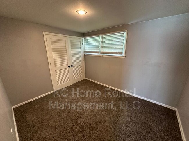 Building Photo - 209 NW Highland Ln