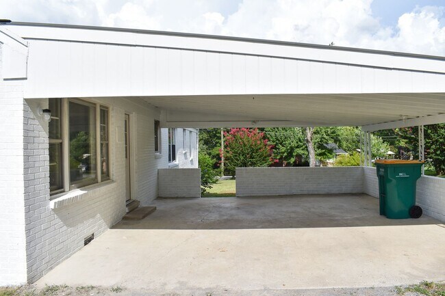 Building Photo - Renovated 3 Bed 1.5 Bath with Carport in Lewisburg