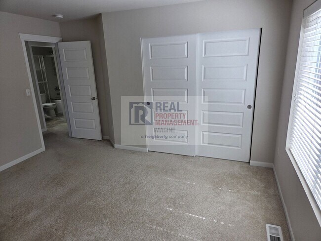 Building Photo - Modern 3 Bedroom, 2.5 Bath Home In Quiet Community!