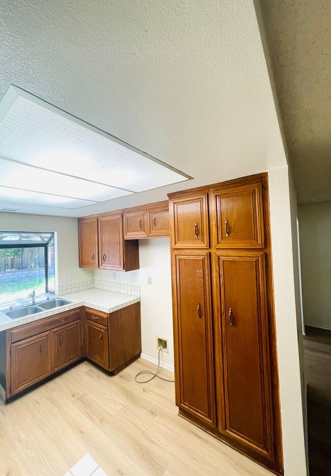 Building Photo - charming 3-bedroom, 2-bathroom home nestle...